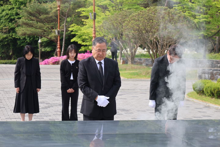 [광주=뉴시스] 국립5·18민주묘지 관리사무소는 이경률 신임소장이 취임했다고 27일 밝혔다. (사진=국립5·18민주묘지 관리사무소 제공) 2027.04.27. photo@newsis.com *재판매 및 DB 금지