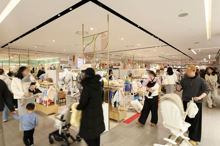 [서울=뉴시스] 신세계백화점 연중 최대 아동 행사 '키즈인원더랜드(Kids in Wonderland)' (사진=신세계백화점 제공) 2026.04.28. photo@newsis.com *재판매 및 DB 금지