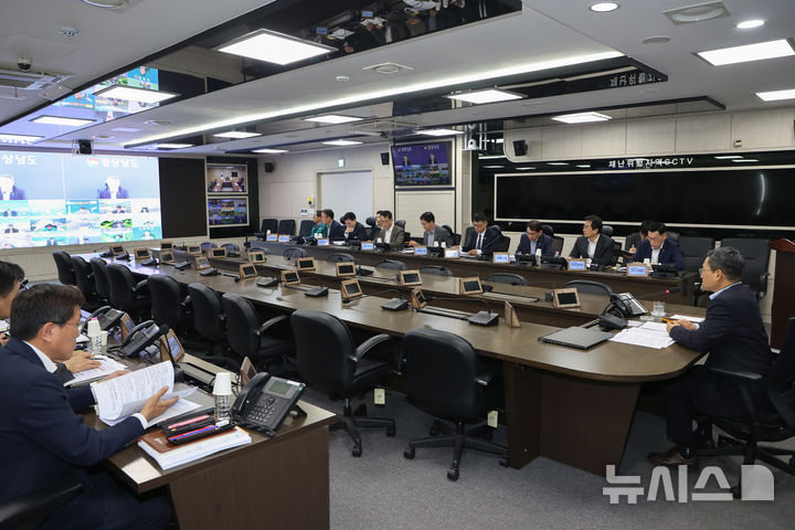[창원=뉴시스] 박일웅(가장 오른쪽) 경남도지사 권한대행이 27일 오후 도청 영상회의실에서 시·군 부단체 회의를 주재하고 있다.(사진=경남도 제공) 2026.04.27. photo@newsis.com