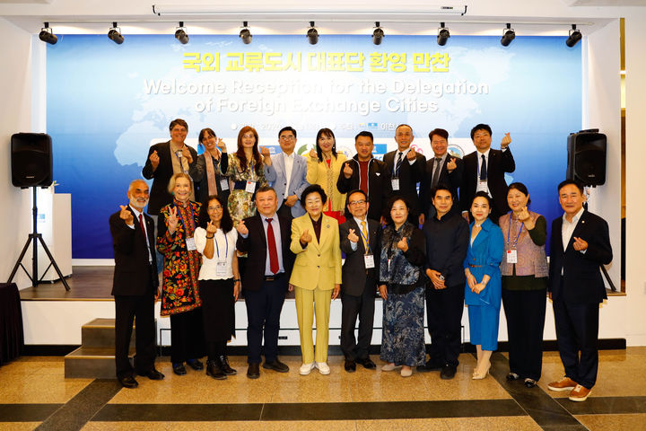 [이천=뉴시스] 김경희 경기 이천시장(앞줄 왼쪽 다섯번째)이 24일 제40회 이천도자기축제에 참석한 국외교류도시 대표단과 기념촬영을 하고 있다. (사진=이천시 제공) 2026.04.27. photo@newsis.com *재판매 및 DB 금지