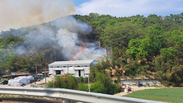 [고령=뉴시스] 27일 오후 3시10분께 고령군 성산면 고탄리의 한 대나무 밭에서 시작된 불이 인근 야산으로 번지고 있다는 신고가 접수됐다. (사진=경북소방본부 제공) 2026.04.27. photo@newsis.com *재판매 및 DB 금지