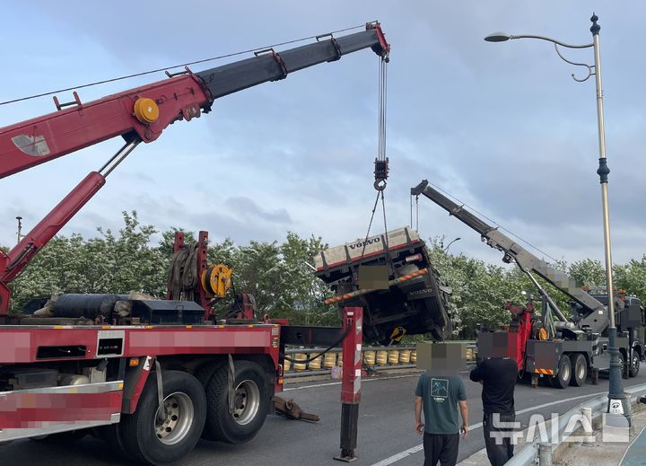 [포항=뉴시스] 안병철 기자 = 27일 오후 1시15분께 경북 포항시 남구 연일읍 우복리 한 도로 램프구간 아래로 26t 화물차가 추락했다.(사진=독자 제공) 2026.04.27. photo@newsis.com