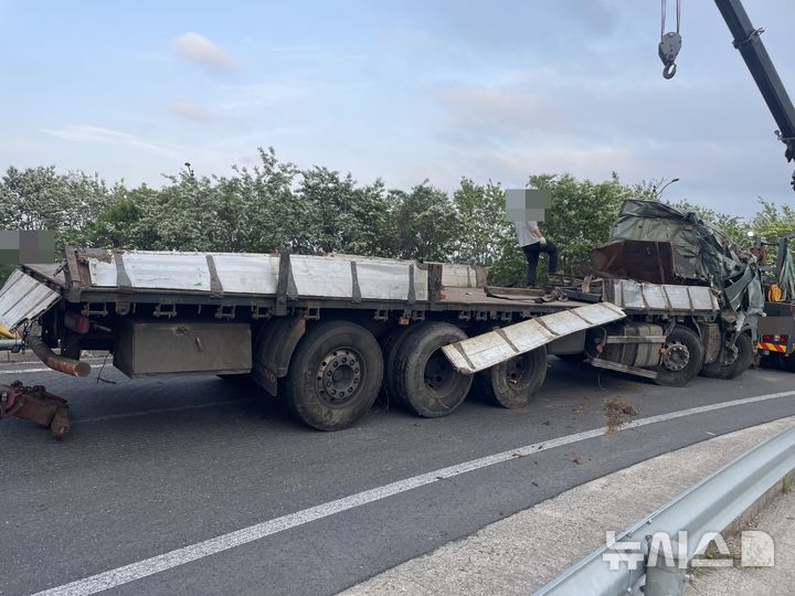[포항=뉴시스] 안병철 기자 = 27일 오후 1시15분께 경북 포항시 남구 연일읍 우복리 한 도로 램프구간 아래로 26t 화물차가 추락했다.(사진=독자 제공) 2026.04.27. photo@newsis.com
