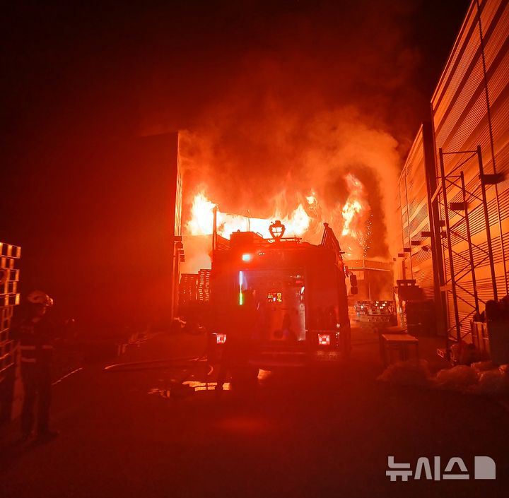 [청주=뉴시스] 27일 오후 충북 청주시 상당구 가덕면의 한 농기계 공장에서 불이나 불길이 치솟고 있다. (사진= 충북소방본부 제공) 2026.04.27. photo@newsis.com *재판매 및 DB 금지