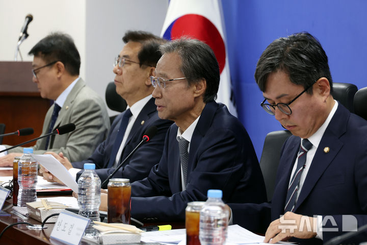 [서울=뉴시스] 고승민 기자 = 27일 서울 여의도 국회 의원회관에서 열린 중동전쟁 경제대응특위 4차회의에서 유동수 위원장이 발언하고 있다. 2026.04.27. kkssmm99@newsis.com