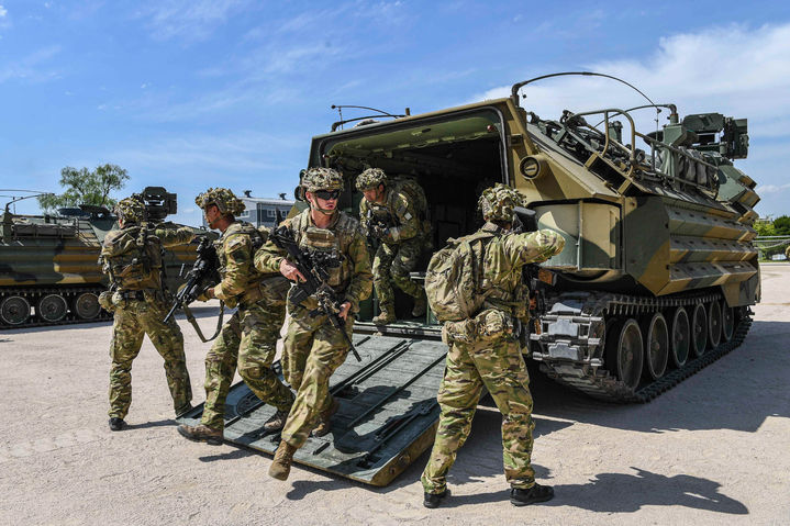 [서울=뉴시스] 해군·해병대는 23일 부터 30일 까지 경북 포항 일대에서 '26년 전반기 합동상륙훈련을 진행하고 있다. 21일 한국 해병대와 뉴질랜드 육군 장병들이 한국형 상륙돌격장갑차(KAAV) 승하차 훈련을 실시하고 있다. (사진=해병대 사령부 제공). 2026.04.27. photo@newsis.com *재판매 및 DB 금지