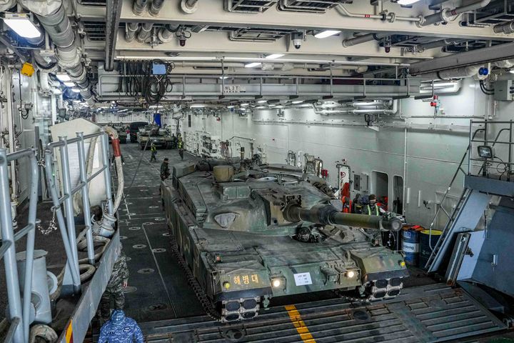 [서울=뉴시스] [사진9] 해군·해병대는 23일 부터 30일 까지 경북 포항 일대에서 '26년 전반기 합동상륙훈련을 진행하고 있다. 24일 상륙군이 K-1A2 전차를 천자봉함(LST-Ⅱ)에 탑재하고 있다. (사진=해병대 사령부 제공). 2026.04.27. photo@newsis.com *재판매 및 DB 금지