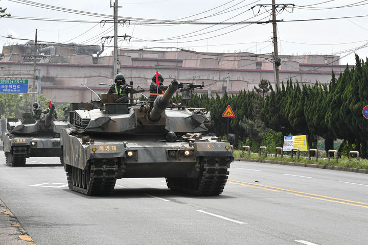 [서울=뉴시스] 해군·해병대는 23일 부터 30일 까지 경북 포항 일대에서 '26년 전반기 합동상륙훈련을 진행하고 있다. 23일 K-1A2 전차가 탑재를 위해 기동하고 있다. (사진=해병대 사령부 제공). 2026.04.27. photo@newsis.com *재판매 및 DB 금지