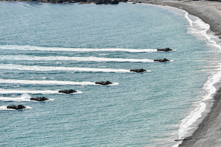 [서울=뉴시스] 해군·해병대는 23일 부터 30일 까지 경북 포항 일대에서 '26년 전반기 합동상륙훈련을 진행하고 있다. 26일 한국형 상륙돌격장갑차(KAAV)가 결정적행동에 앞서 예행연습을 하고 있다. (사진=해병대 사령부 제공). 2026.04.27. photo@newsis.com *재판매 및 DB 금지