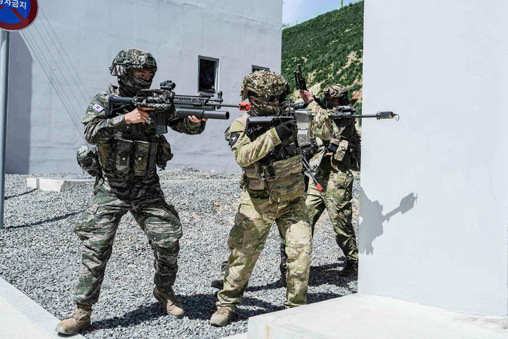 [서울=뉴시스] 해군·해병대는 23일 부터 30일 까지 경북 포항 일대에서 '26년 전반기 합동상륙훈련을 진행하고 있다. 21일 한국 해병대와 뉴질랜드 육군 장병들이 도시지역작전을 실시하고 있다. (사진=해병대 사령부 제공). 2026.04.27. photo@newsis.com *재판매 및 DB 금지