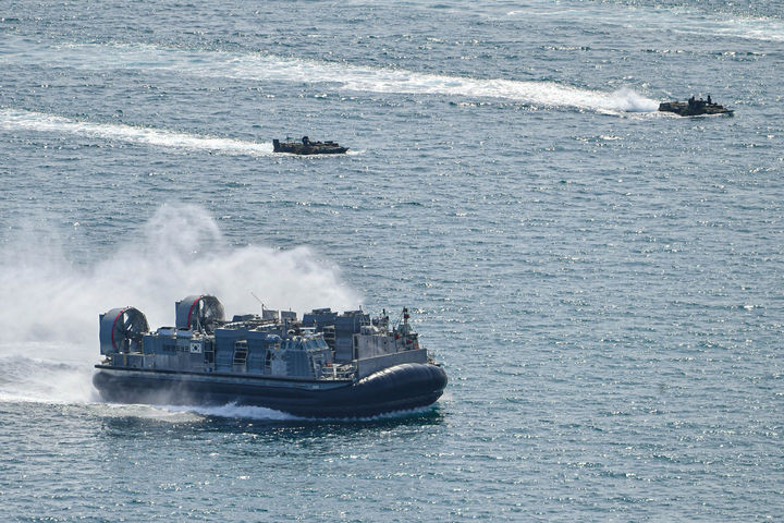 [서울=뉴시스] 해군·해병대는 23일 부터 30일 까지 경북 포항 일대에서 '26년 전반기 합동상륙훈련을 진행하고 있다. 26일 고속상륙정(LSF)과 한국형 상륙돌격장갑차(KAAV) 결정적행동에 앞서 예행연습을 하고 있다. (사진=해병대 사령부 제공). 2026.04.27. photo@newsis.com *재판매 및 DB 금지