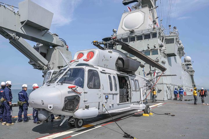 [서울=뉴시스] 해군·해병대는 23일 부터 30일 까지 경북 포항 일대에서 '26년 전반기 합동상륙훈련을 진행하고 있다. 26일 상륙기동헬기 마린온이 마라도함(LPH) 비행갑판 위에서 공중돌격을 준비하고 있다. (사진=해병대 사령부 제공). 2026.04.27. photo@newsis.com *재판매 및 DB 금지