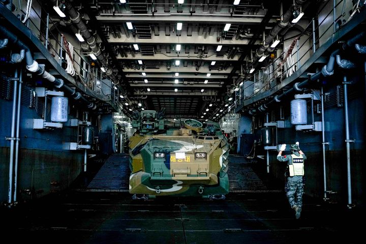 [서울=뉴시스] 해군·해병대는 23일 부터 30일 까지 경북 포항 일대에서 '26년 전반기 합동상륙훈련을 진행하고 있다. 24일 상륙군이 한국형 상륙돌격장갑차(KAAV)를 천왕봉함(LST-Ⅱ)에 탑재하고 있다. (사진=해병대 사령부 제공). 2026.04.27. photo@newsis.com *재판매 및 DB 금지