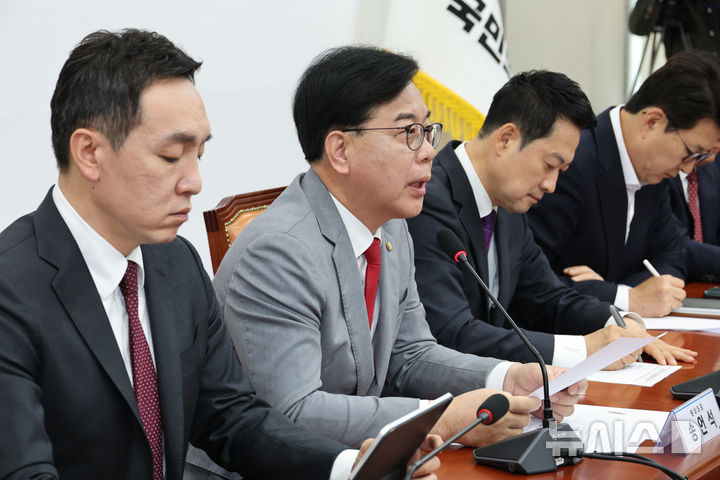 [서울=뉴시스] 김금보 기자 = 송언석 국민의힘 원내대표가 27일 오전 서울 여의도 국회에서 열린 최고위원회의에서 발언을 하고 있다. 2026.04.27. kgb@newsis.com