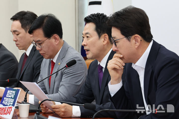 [서울=뉴시스] 김금보 기자 = 장동혁 국민의힘 대표가 27일 오전 서울 여의도 국회에서 열린 최고위원회의에서 발언을 하고 있다. 2026.04.27. kgb@newsis.com