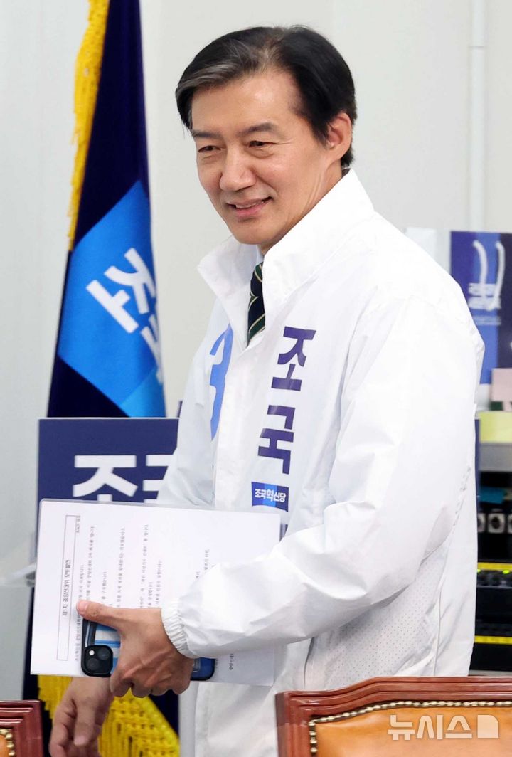 [서울=뉴시스] 조성봉 기자 = 조국 조국혁신당 선대위 상임위원장이 지난 27일 오전 서울 여의도 국회에서 열린 선거대책위원회 회의에 참석하고 있다. 2026.04.27. suncho21@newsis.com