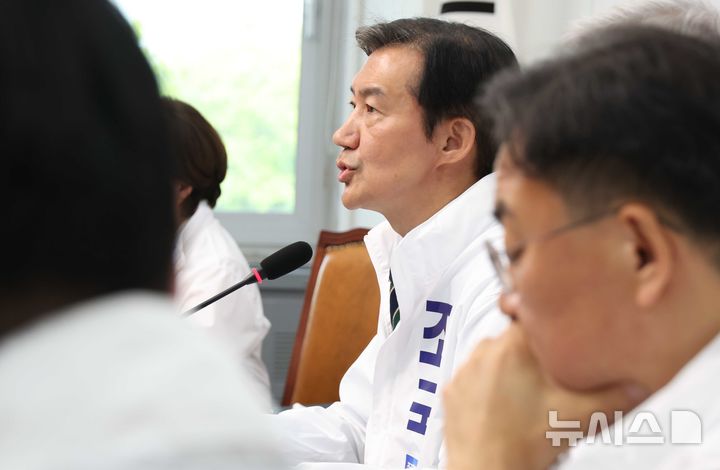 [서울=뉴시스] 조성봉 기자 = 조국 조국혁신당 선대위 상임위원장이 27일 오전 서울 여의도 국회에서 열린 선거대책위원회 회의에서 발언을 하고 있다. 2026.04.27. suncho21@newsis.com 