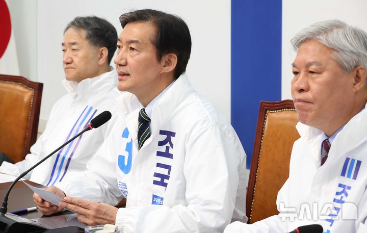 [서울=뉴시스] 조성봉 기자 = 조국 조국혁신당 선대위 상임위원장이 27일 오전 서울 여의도 국회에서 열린 선거대책위원회 회의에서 발언을 하고 있다. 2026.04.27. suncho21@newsis.com 