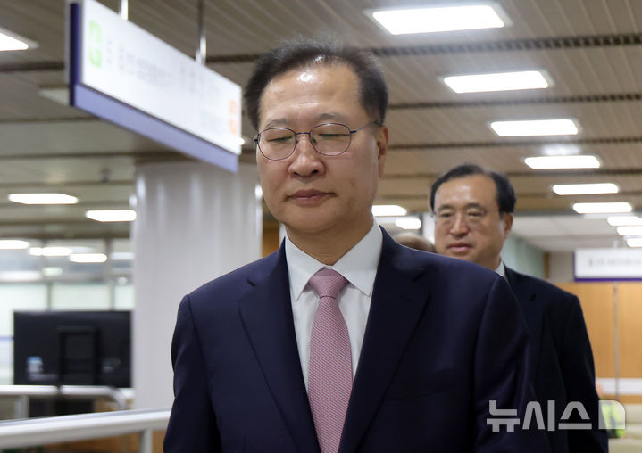 [서울=뉴시스] 홍효식 기자 = 박성재 전 법무부 장관이 27일 서울 서초구 서울중앙지방법원에서 열린 내란 가담 및 김건희 수사 무마 혐의 1심 결심공판에 출석하고 있다. 2026.04.27. yesphoto@newsis.com
