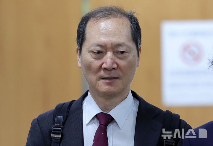 [서울=뉴시스] 홍효식 기자 = 이완규 전 법제처장이 27일 서울 서초구 서울중앙지방법원에서 열린 안가 회동 위증 혐의 1심 결심공판에 출석하고 있다. 2026.04.27. yesphoto@newsis.com