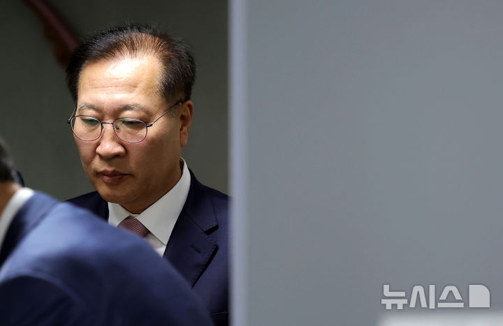 [서울=뉴시스] 홍효식 기자 = 박성재 전 법무부 장관이 27일 서울 서초구 서울중앙지방법원에서 열린 내란 가담 및 김건희 수사 무마 혐의 1심 결심공판에 출석하고 있다. 2026.04.27. yesphoto@newsis.com