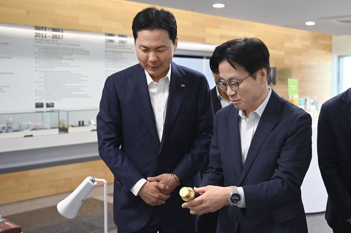 [서울=뉴시스] 김정관 산업통상부 장관이 27일 세종시 전의면에 소재한 올해 1호 국내복귀 기업으로 선정된 화장품 제조기업 한국콜마를 방문해 KOTRA, 한국산업단지공단, 한화엔진, 심텍을 비롯한 유턴기업 및 관련 유관기관 대표 등이 참석한 가운데 「유턴기업 현장 방문 및 간담회」를 주재하고, 간담회 앞서 한국콜마 공장 내 주요 시설을 둘러보고, 유턴기업 지원정책 개선 방향을 중점적으로 논의하였다. (사진=산업통상부 제공). 2026.04.27. photo@newsis.com *재판매 및 DB 금지