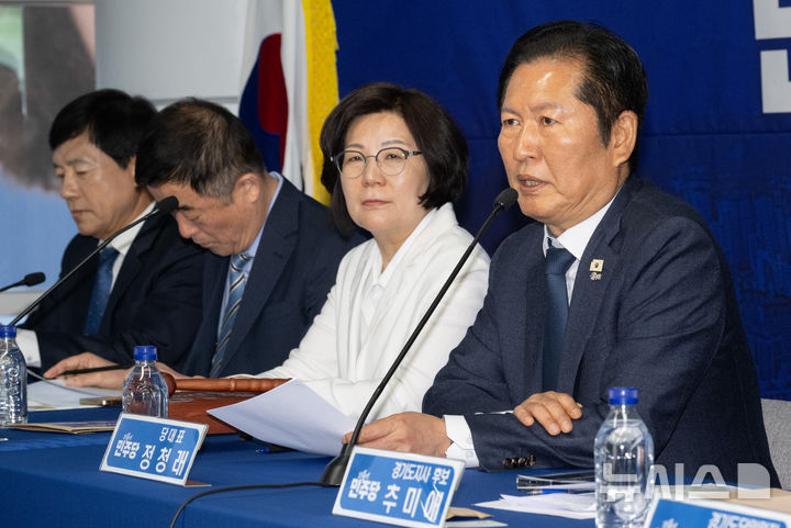 [안성=뉴시스] 김종택 기자 = 정청래 더불어민주당 대표가 27일 오전 경기 안성시 김보라 경기 안성시장 후보 선거사무소에서 열린 현장 최고위원회의를 주재하고 있다. (공동취재) 2026.04.27. photo@newsis.com