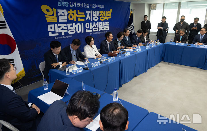 [안성=뉴시스] 김종택 기자 = 정청래 더불어민주당 대표가 27일 오전 경기 안성시 김보라 경기 안성시장 후보 선거사무소에서 열린 현장 최고위원회의를 주재하고 있다. (공동취재) 2026.04.27. photo@newsis.com