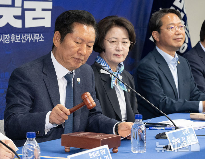 [안성=뉴시스] 김종택 기자 = 정청래 더불어민주당 대표가 27일 오전 경기 안성시 김보라 경기 안성시장 후보 선거사무소에서 열린 현장 최고위원회의를 주재하고 있다. (공동취재) 2026.04.27. photo@newsis.com