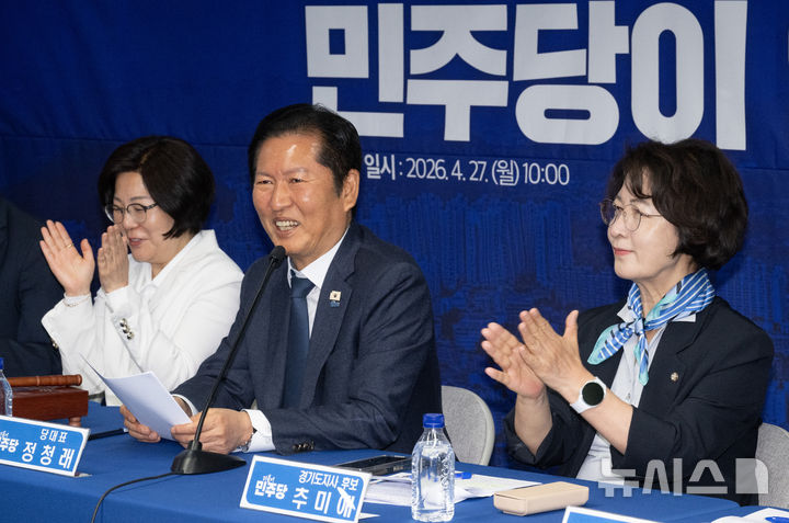 [안성=뉴시스] 김종택 기자 = 정청래 더불어민주당 대표가 27일 오전 경기 안성시 김보라 경기 안성시장 후보 선거사무소에서 열린 현장 최고위원회의를 주재하고 있다. (공동취재) 2026.04.27. photo@newsis.com