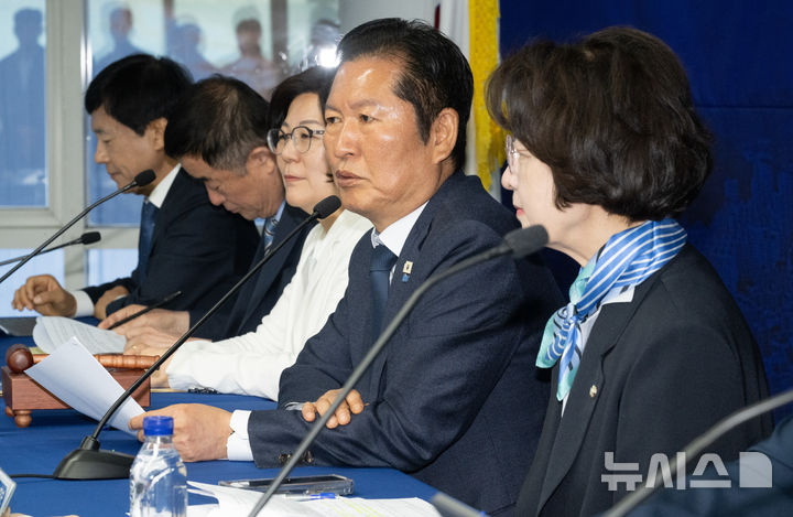 [안성=뉴시스] 김종택 기자 = 정청래 더불어민주당 대표가 27일 오전 경기 안성시 김보라 경기 안성시장 후보 선거사무소에서 열린 현장 최고위원회의를 주재하고 있다. (공동취재) 2026.04.27. photo@newsis.com