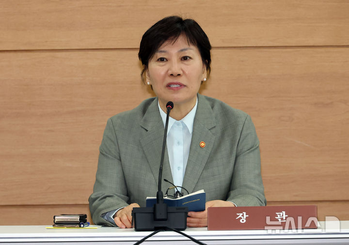 [세종=뉴시스] 강종민 기자 = 송미령 농림축산식품부 장관이 27일 세종시 정부세종청사에서 열린 출입기자 간담회에서 발언하고 있다. 2026.04.27. ppkjm@newsis.com