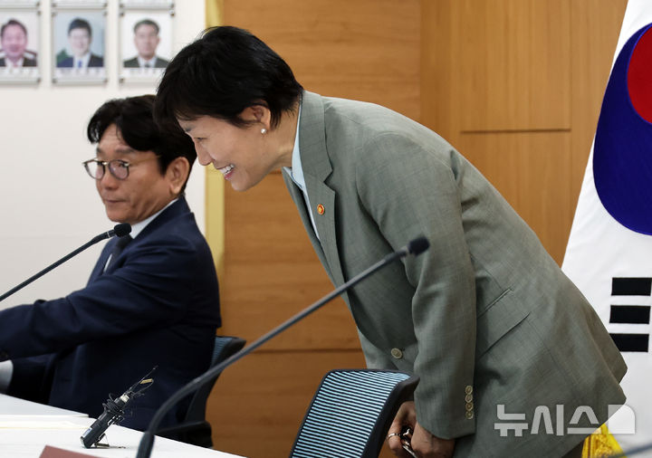 [세종=뉴시스] 강종민 기자 = 송미령 농림축산식품부 장관이 27일 세종시 정부세종청사에서 열린 출입기자 간담회에서 인사하고 있다. 2026.04.27. ppkjm@newsis.com