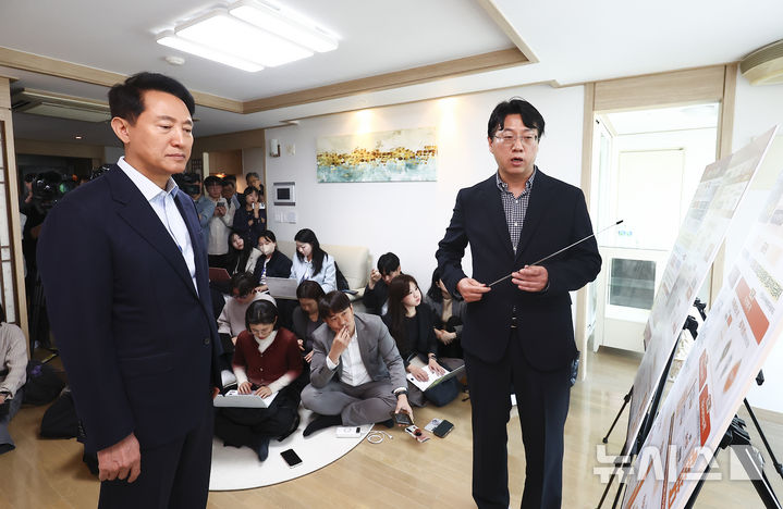 [서울=뉴시스] 김근수 기자 = 오세훈 서울시장이 27일 오전 서울 성북구 시니어주택 노블레스 타워를 찾아 조성호 서울시 주택정책관으로부터 서울형 시니어주택 공급 계획에 대한 설명을 듣고 있다. 2026.04.27. ks@newsis.com