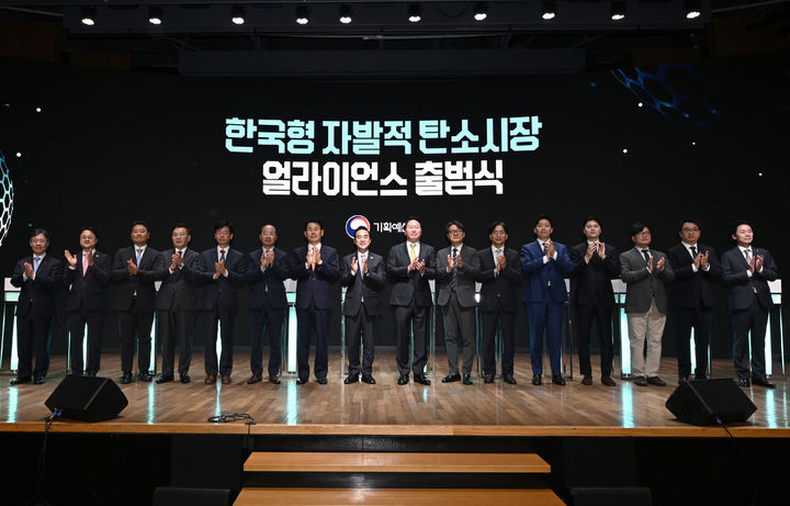 [서울=뉴시스] 박홍근 기획예산처 장관이 4월 27일 오전 서울 중구 대한상공회의소에서 열린 '한국형 자발적 탄소시장 얼라이언스 출범식'에 참석해 기념촬영을 하고 있다. (사진=기획예산처 제공). 2026.04.27. photo@newsis.com *재판매 및 DB 금지