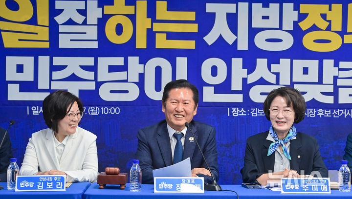 [안성=뉴시스] 김종택 기자 = 정청래 더불어민주당 대표가 27일 오전 경기 안성시 김보라 경기 안성시장 후보 선거사무소에서 열린 현장 최고위원회의를 주재하고 있다. (공동취재) 2026.04.27. photo@newsis.com