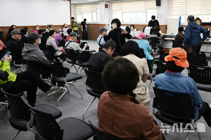 [광주=뉴시스] 이현행 기자 = 정부의 고유가 피해지원금 1차 신청·지급이 시작된 27일 오전 광주 서구 쌍촌동 상무2동주민센터에서 시민들이 피해지원금 지급을 신청하고 있다. 2026.04.27. lhh@newsis.com