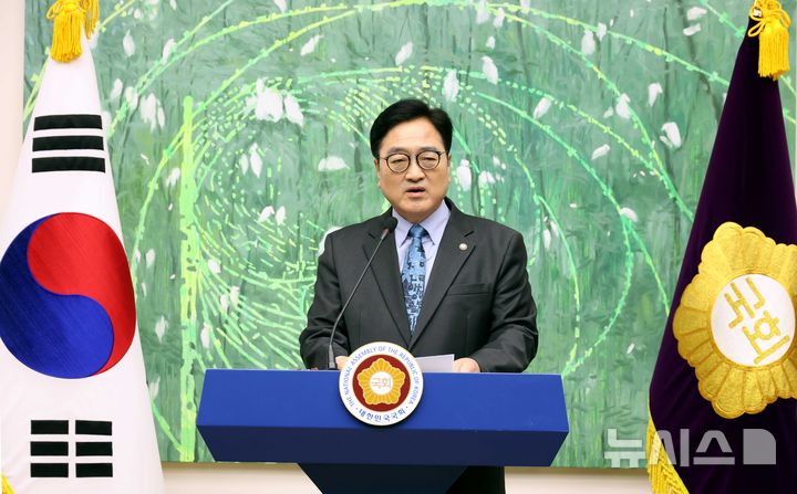 [서울=뉴시스] 조성봉 기자 = 우원식 국회의장이 27일 오전 서울 여의도 국회에서 열린 개헌 관련 기자회견에서 발언을 하고 있다. 2026.04.27. suncho21@newsis.com