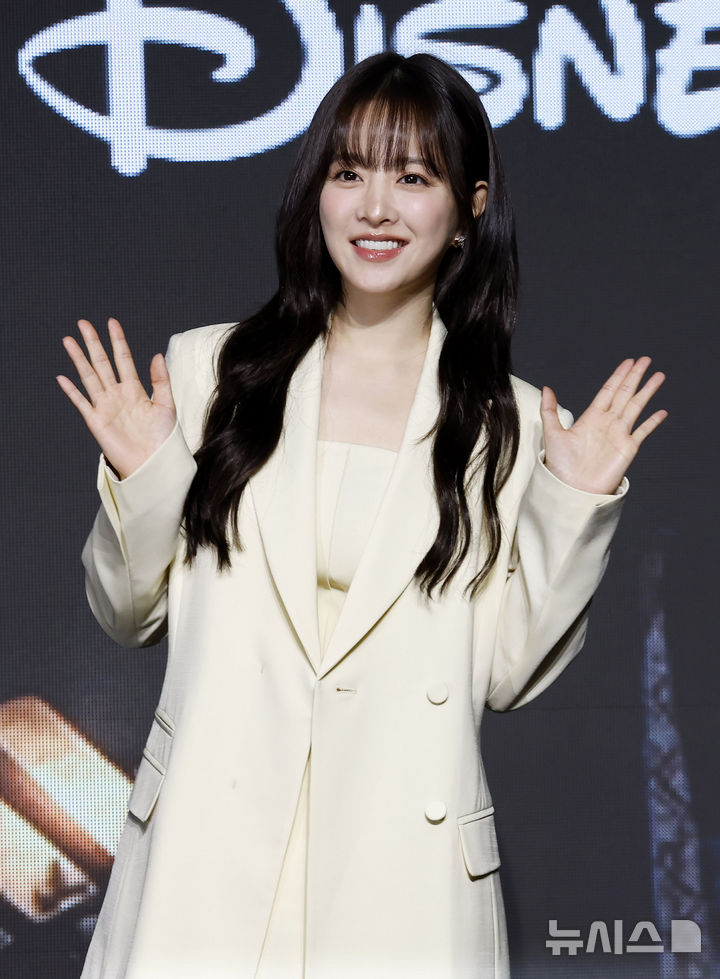 [서울=뉴시스] 김혜진 기자 = 배우 박보영이 27일 서울 영등포구 콘래드 서울에서 열린 디즈니+ 오리지널 시리즈 '골드랜드' 제작발표회에서 포즈를 취하고 있다. 2026.04.27. jini@newsis.com