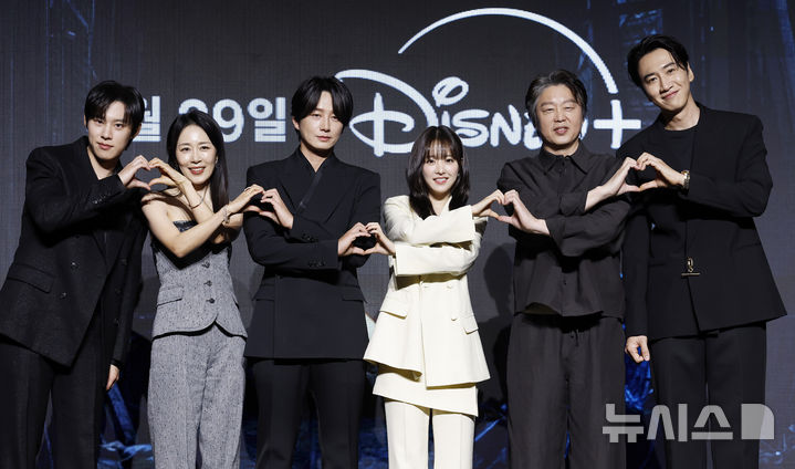 [서울=뉴시스] 김혜진 기자 = 배우 김성철(왼쪽부터), 문정희, 이현욱 박보영, 김희원 이광수가 27일 서울 영등포구 콘래드 서울에서 열린 디즈니+ 오리지널 시리즈 '골드랜드' 제작발표회에서 포즈를 취하고 있다. 2026.04.27. jini@newsis.com