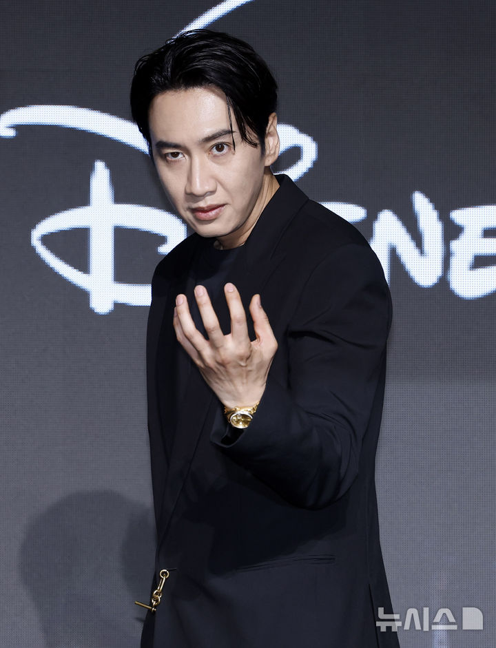 [서울=뉴시스] 김혜진 기자 = 배우 이광수가 27일 서울 영등포구 콘래드 서울에서 열린 디즈니+ 오리지널 시리즈 '골드랜드' 제작발표회에서 포즈를 취하고 있다. 2026.04.27. jini@newsis.com