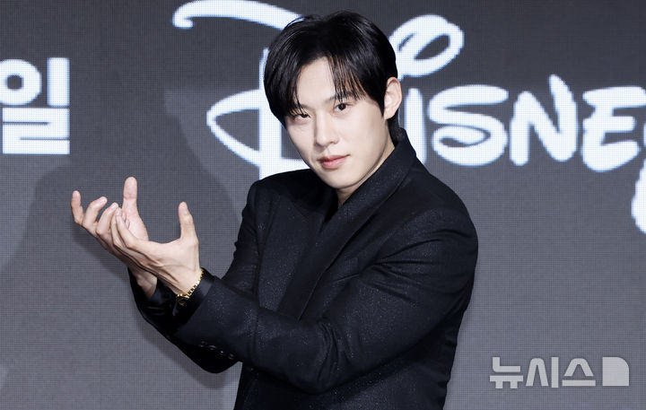 [서울=뉴시스] 김혜진 기자 = 배우 김성철이 27일 서울 영등포구 콘래드 서울에서 열린 디즈니+ 오리지널 시리즈 '골드랜드' 제작발표회에서 포즈를 취하고 있다. 2026.04.27. jini@newsis.com