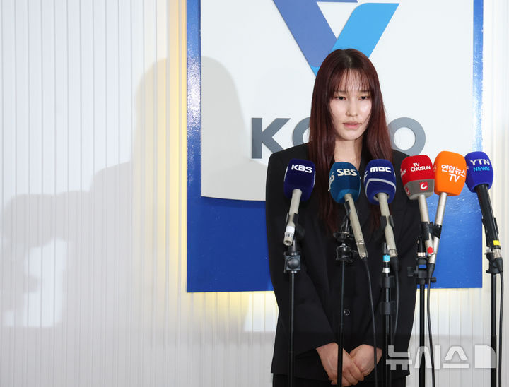 [서울=뉴시스] 조수정 기자 = 음주운전으로 물의를 빚은 여자배구선수 GS칼텍스 안혜진이 27일 오전 서울 마포구 한국배구연맹(KOVO)에서 열린 상벌위원회에 출석해 소명절차를 밟은 뒤 인터뷰 하고 있다. 안혜진은 지난 16일 음주운전을 하다 적발됐다. 프로 여자배구선수가 음주운전으로 적발된 것은 이번이 처음이다. 2026.04.27. chocrystal@newsis.com