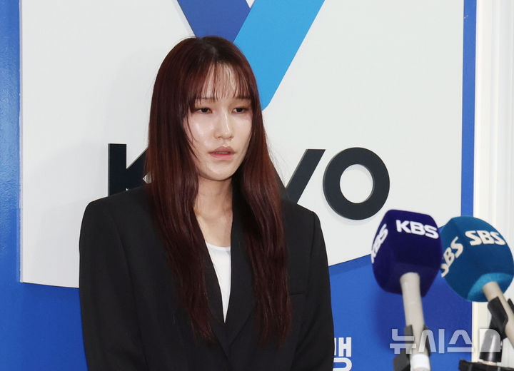 [서울=뉴시스] 조수정 기자 = 음주운전으로 물의를 빚은 여자배구선수 GS칼텍스 안혜진이 27일 오전 서울 마포구 한국배구연맹(KOVO)에서 열린 상벌위원회에 출석한 뒤 인터뷰 하고 있다. 안혜진은 지난 16일 음주운전을 하다 적발됐다. 프로 여자배구선수가 음주운전으로 적발된 것은 이번이 처음이다. 2026.04.27. chocrystal@newsis.com