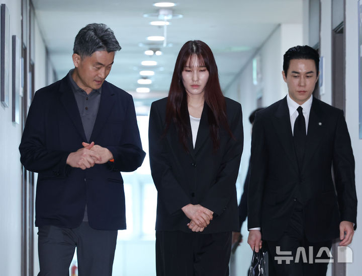 [서울=뉴시스] 조수정 기자 = 음주운전으로 물의를 빚은 여자배구선수 GS칼텍스 안혜진이 27일 오전 서울 마포구 한국배구연맹(KOVO)에서 열린 상벌위원회에 출석해 소명절차를 밟은 뒤 인터뷰장소로 이동하고 있다. 안혜진은 지난 16일 음주운전을 하다 적발됐다. 프로 여자배구선수가 음주운전으로 적발된 것은 이번이 처음이다. 2026.04.27. chocrystal@newsis.com