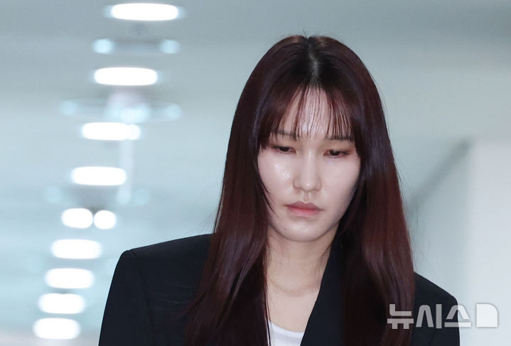 [서울=뉴시스] 조수정 기자 = 음주운전으로 물의를 빚은 여자배구선수 GS칼텍스 안혜진이 27일 오전 서울 마포구 한국배구연맹(KOVO)에서 열린 상벌위원회에 출석해 소명절차를 밟은 뒤 인터뷰장소로 이동하고 있다. 안혜진은 지난 16일 음주운전을 하다 적발됐다. 프로 여자배구선수가 음주운전으로 적발된 것은 이번이 처음이다. 2026.04.27. chocrystal@newsis.com