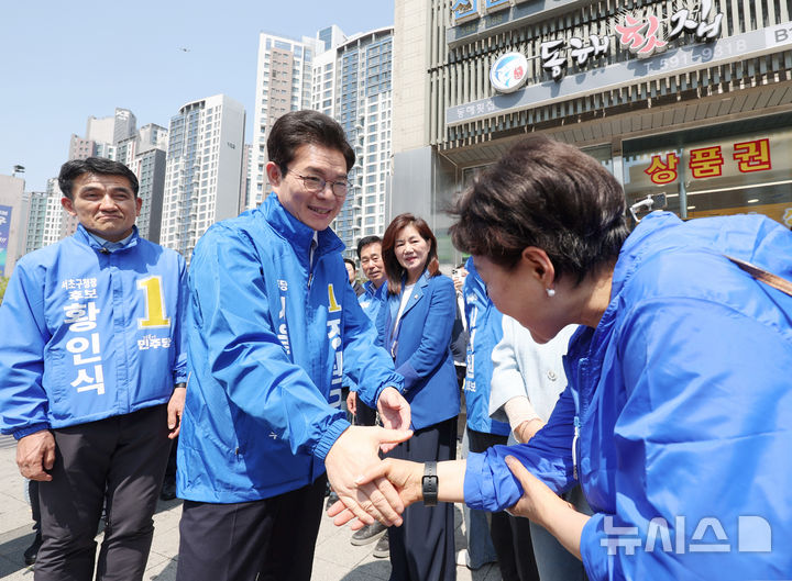 [서울=뉴시스] 김진아 기자 = 정원오 더불어민주당 서울시장 후보가 27일 '서초 하나씩 착착!'을 위해 서울 서초구 서울고속버스터미널 지하상가를 방문하기 앞서 인사를 나누고 있다. 2026.04.27. bluesoda@newsis.com