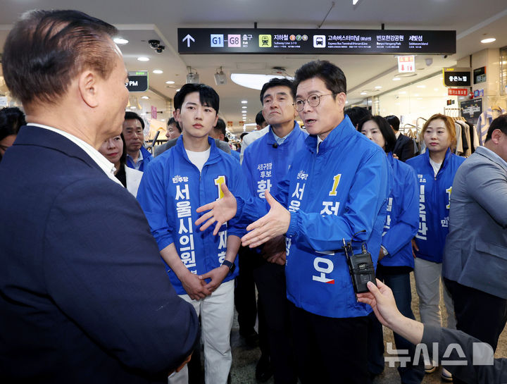 [서울=뉴시스] 김진아 기자 = 정원오 더불어민주당 서울시장 후보가 27일 서울 서초구 서울고속버스터미널 지하상가 열린 '서초 하나씩 착착!'에서 정귀연 고투몰 대표이사와 대화를 나누고 있다. 2026.04.27. bluesoda@newsis.com