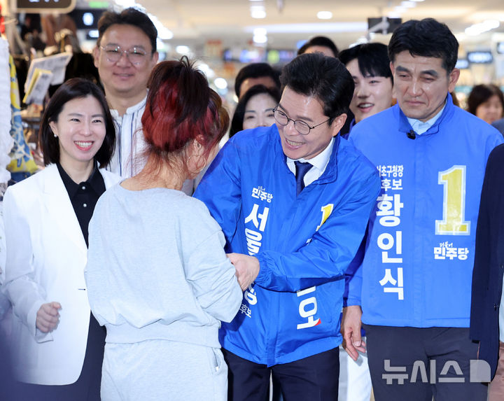 [서울=뉴시스] 김진아 기자 = 정원오 더불어민주당 서울시장 후보가 27일 서울 서초구 서울고속버스터미널 지하상가에서 열린 서초 하나씩 착착!에서 상인 및 시민들과 인사를 나누고 있다. 2026.04.27. bluesoda@newsis.com