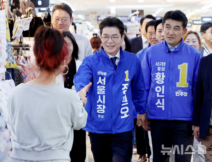 [서울=뉴시스] 김진아 기자 = 정원오 더불어민주당 서울시장 후보가 27일 서울 서초구 서울고속버스터미널 지하상가에서 열린 서초 하나씩 착착!에서 상인 및 시민들과 인사를 나누고 있다. 2026.04.27. bluesoda@newsis.com